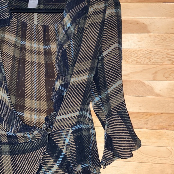 Jones New York Collection Ultra Sheer  Ruffled Neck Line & Sleeves 100% Silk - Picture 4 of 9